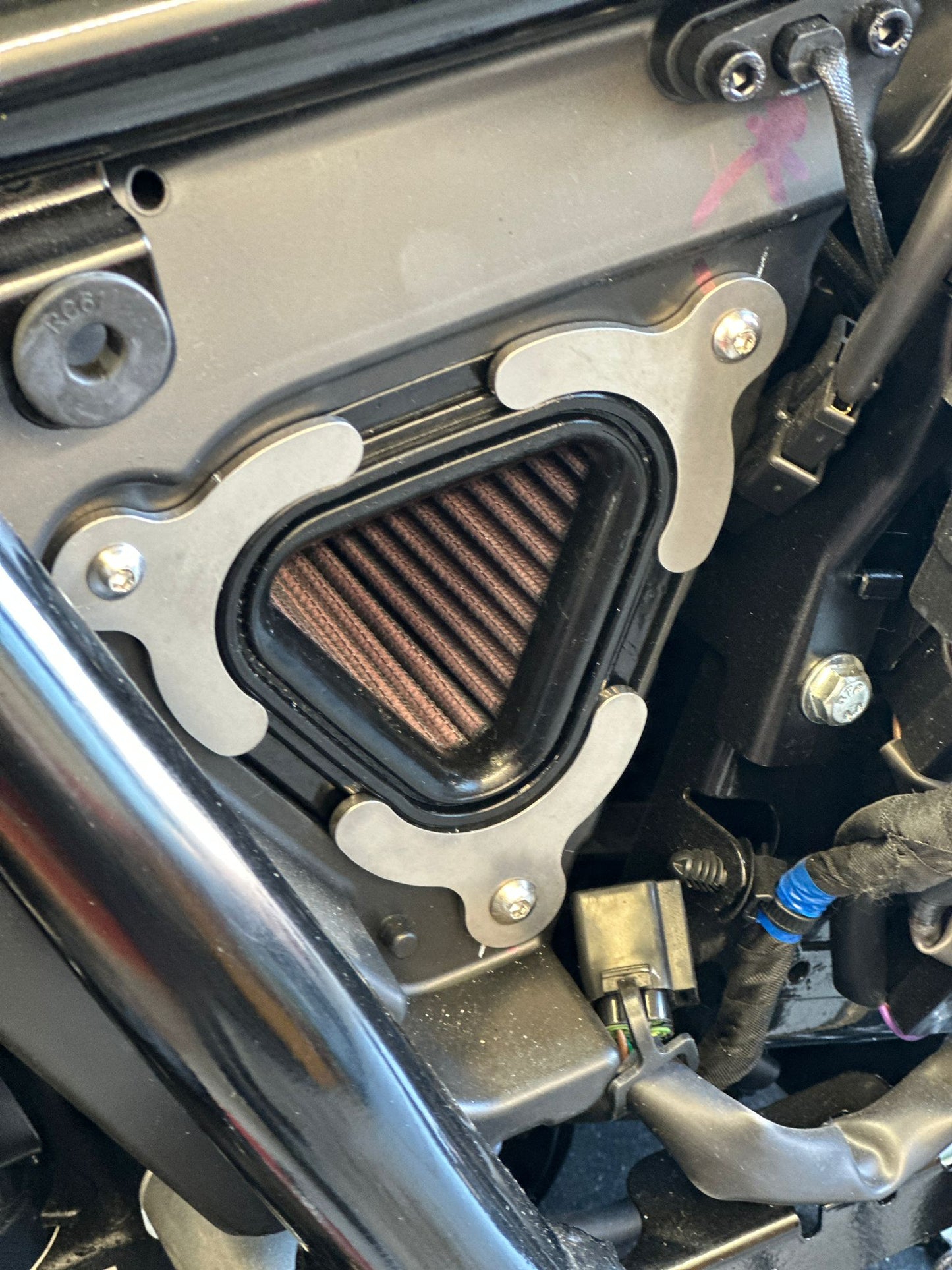 K & N High-Flow Air Filter (RO-6518) & Bracket Kit